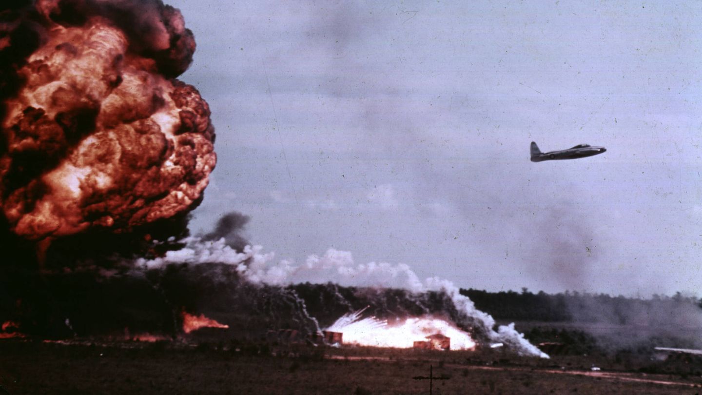 Efectos de una bomba de napalm en un campo de pruebas de Florida, Estados Unidos, en 1955. (Getty/Hulton Archive)