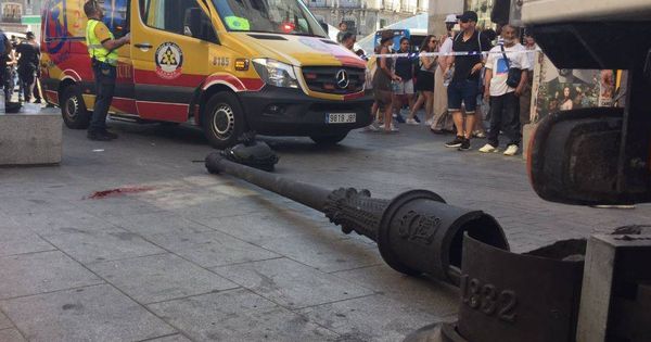 Foto: Emergencias de Madrid y Bomberos trabajan en la caída de una farola en la Puerta del Sol que ha golpeado a una mujer. (Emergencias Madrid)