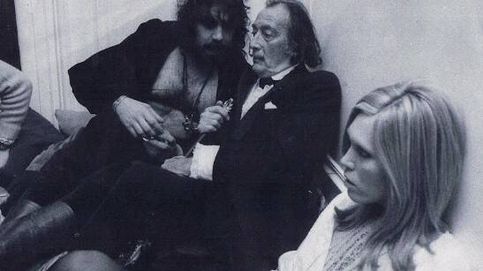 Nazis, obispos y cisnes: la performance que Dalí ideó para Vangelis en la Barcelona de Franco