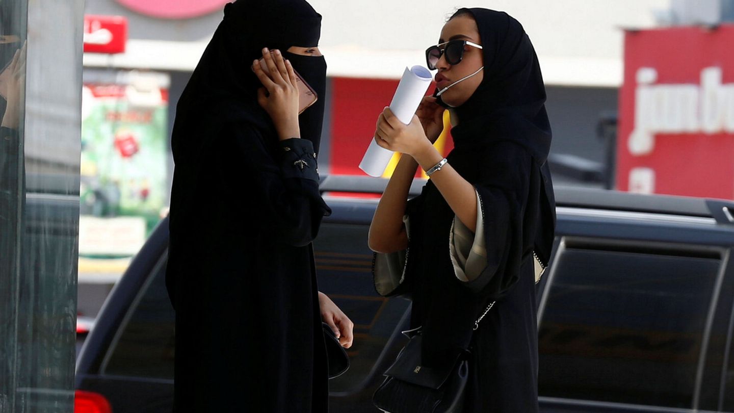 Mujeres saudíes hablan por teléfono en Riad, el 27 de septiembre de 2017. (Reuters)