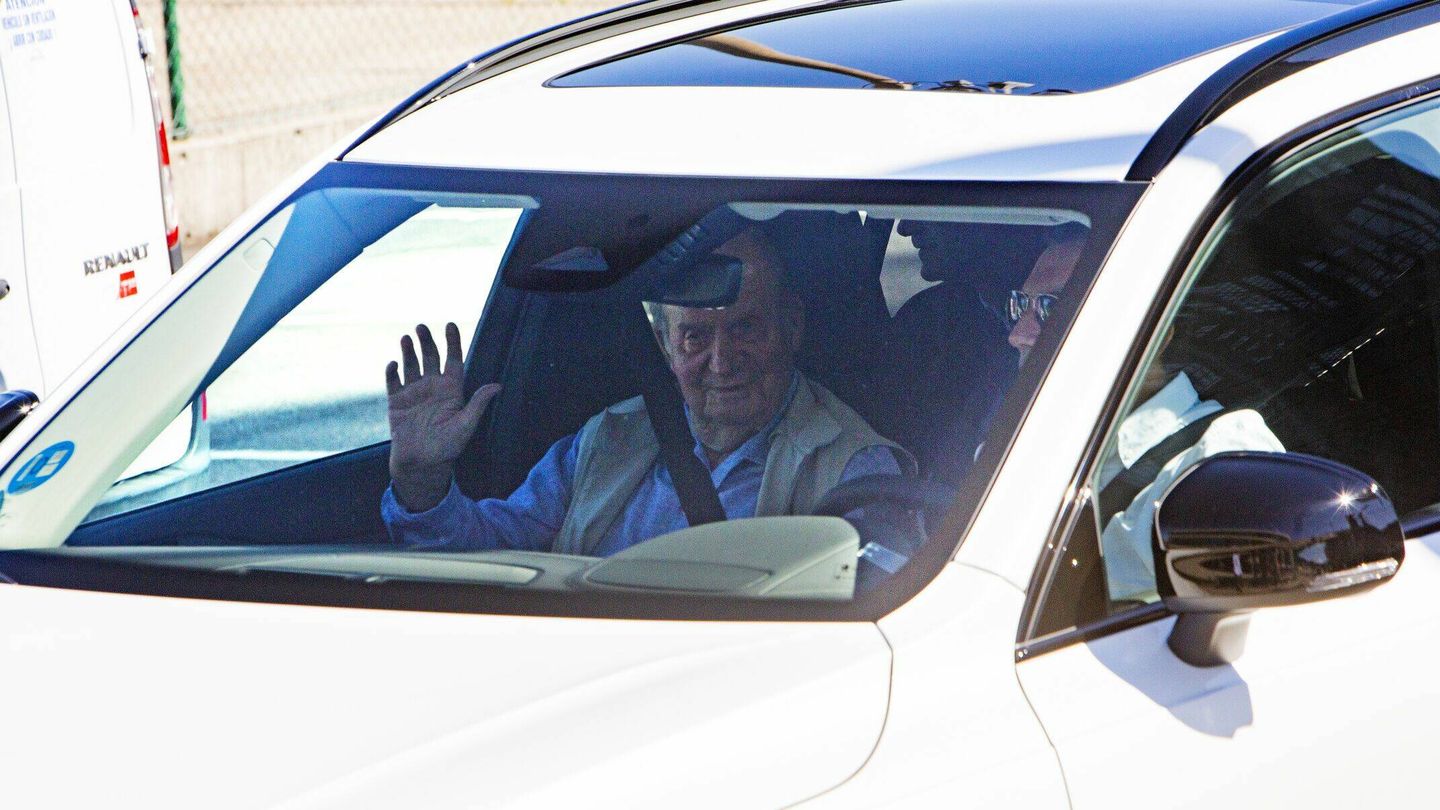 El rey Juan Carlos en el vehículo de Pedro Campos. (Europa Press)