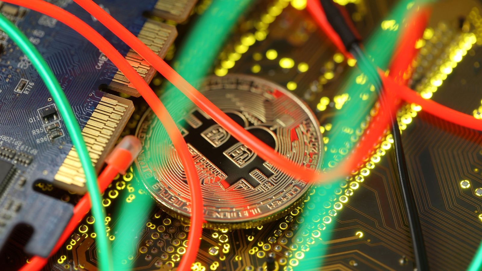 Foto: Así se hicieron unos hackers con 40 millones de euros en bitcoins. (Reuters)