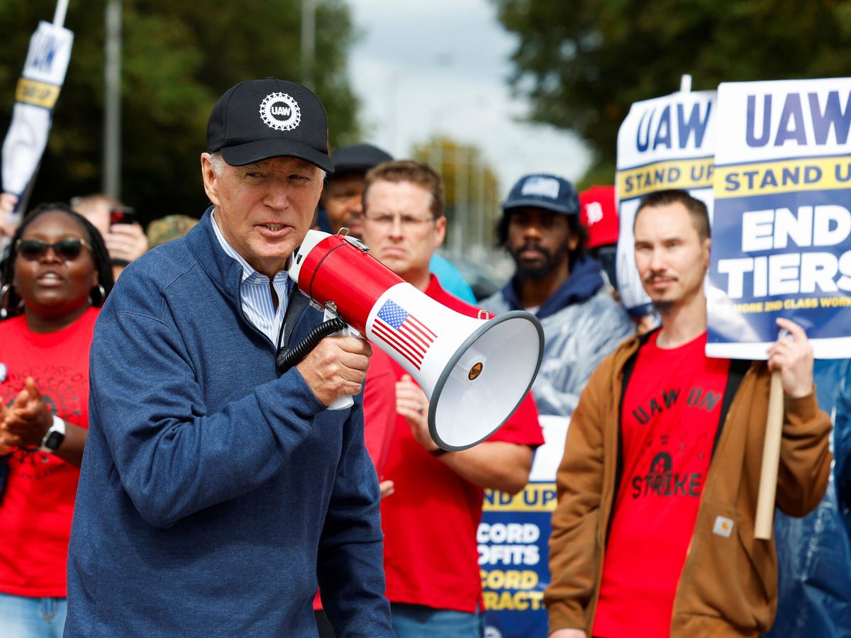 Foto: El presidente de EEUU, Joe Biden, en un piquete del sindicato Trabajadores de la Automoción Unidos. (Reuters/Evelyn Hockstein)