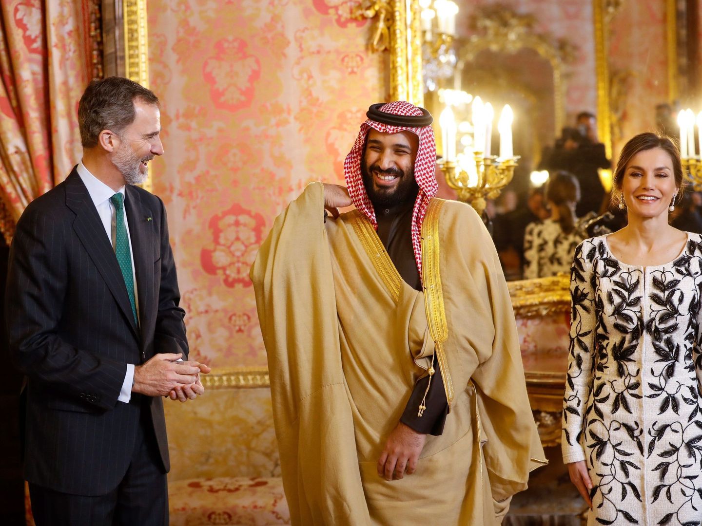 El rey Felipe, Mohamed Bin Salman (MBS) y la reina Letizia, en abril. (EFE)