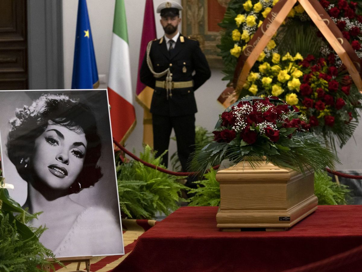 Foto: Una imagen del funeral de la legendaria actriz italiana. (EFE/Massimo Percossi)