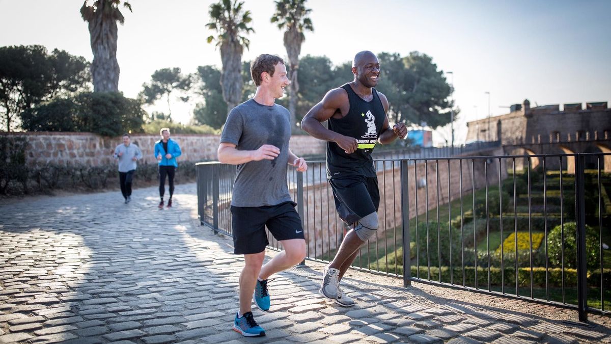 Mark Zuckerberg, el líder de Facebook, hace 'footing' por las calles de Barcelona