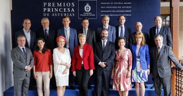 Foto: El jurado del Premio Princesa de Asturias de Cooperación Internacional 2017, presidido por el exministro de Asuntos Exteriores, Marcelino Oreja Aguirre. (EFE)