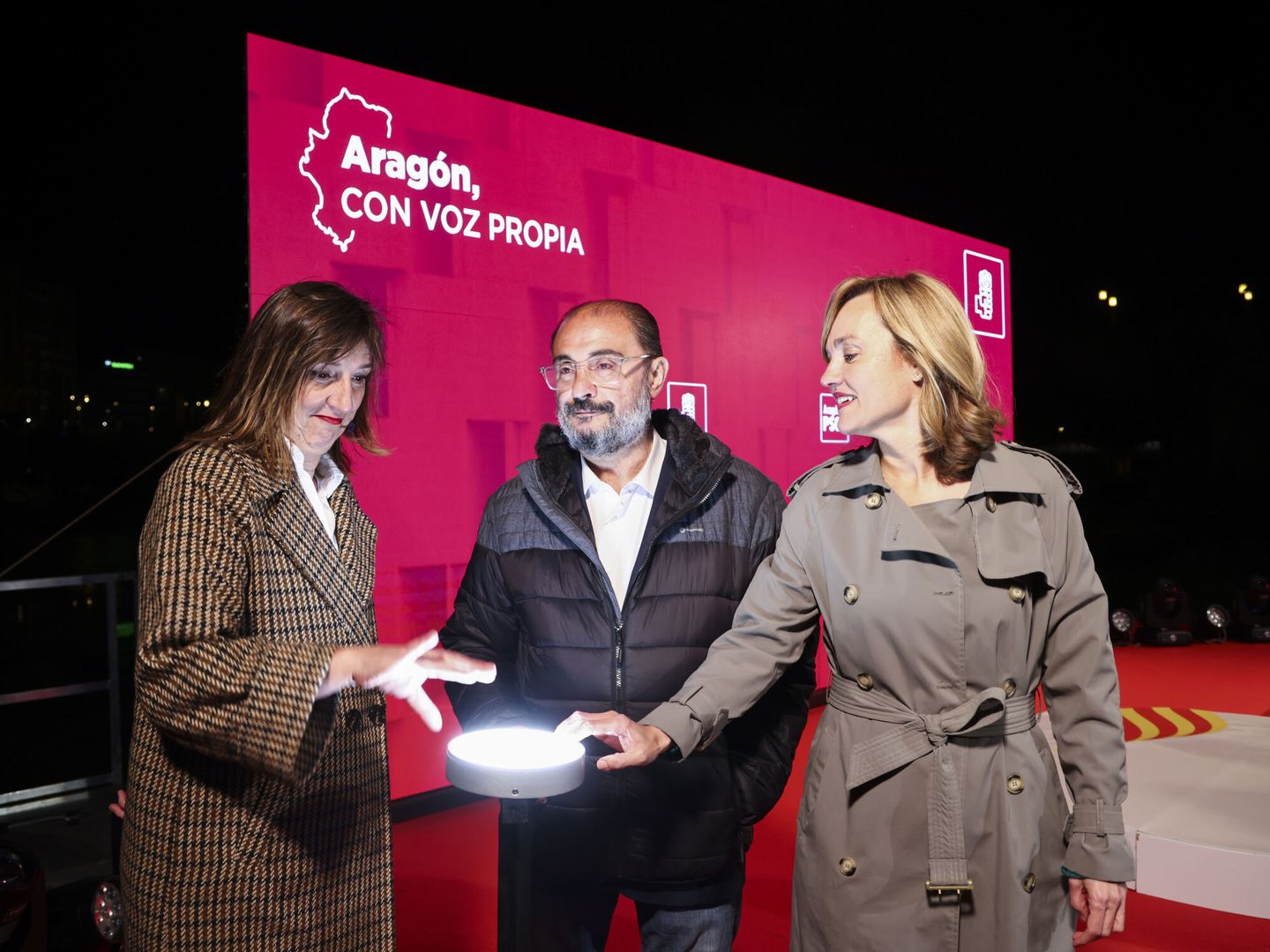 Pilar Alegría, Javier Lambán y Lola Ranera, al inicio de la campaña de las elecciones autonómicas y municipales del 28 de mayo. (EFE/Toni Galán) 