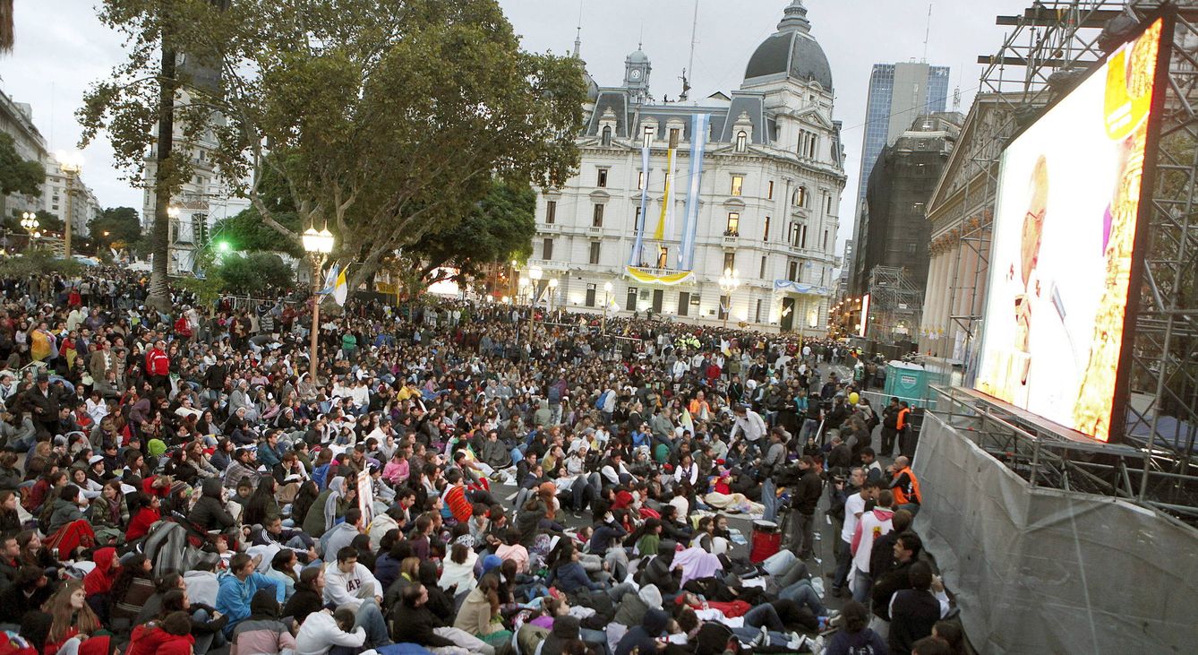 Congregación en Buenos Aires para seguir el inicio del papado de Francisco. (EFE)