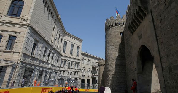Foto: El circuito urbano de Bakú, que pasa por un castillo, es uno de los más peculiares. (Reuters) 