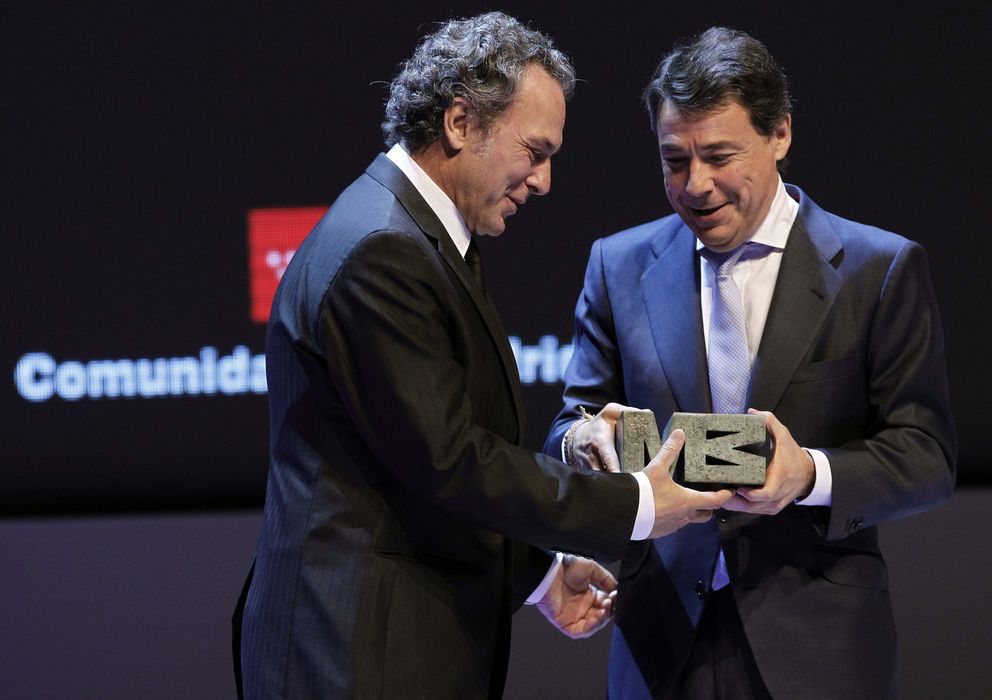 Foto: El actor José Coronado recibe de manos del presidente del Ejecutivo madrileño, Ignacio González, uno de los Premios de Cultura de la Comunidad de Madrid 2012. (