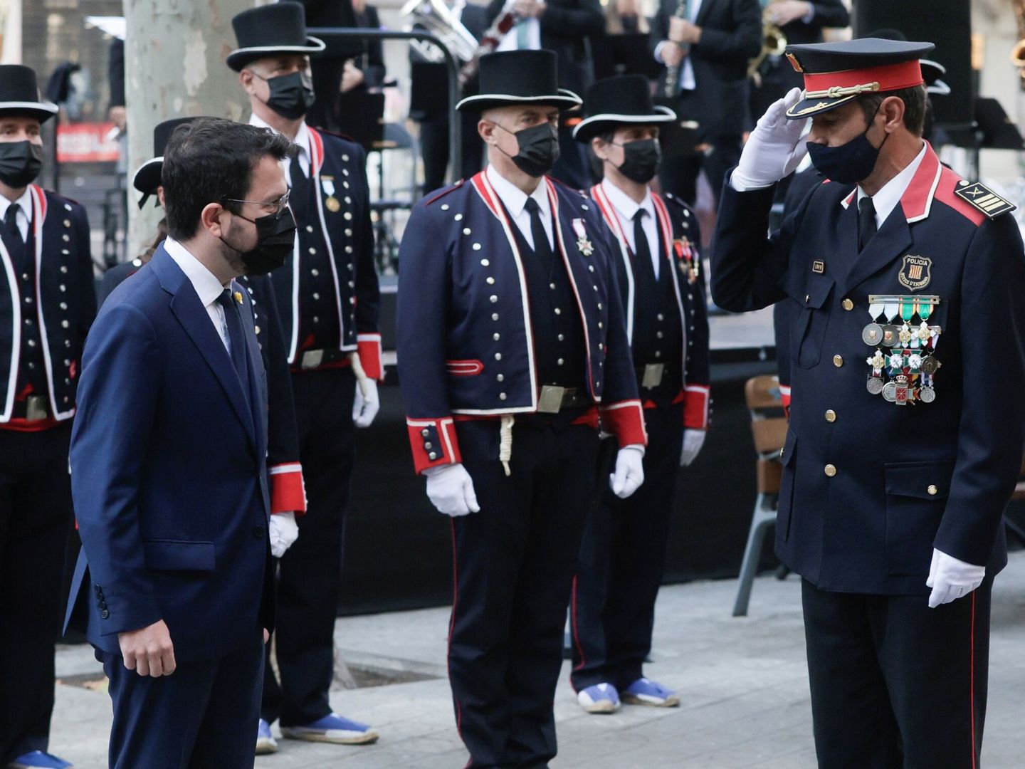 El presidente de la Generalitat, Pere Aragonés, saludado por el mayor de los Mossos d'Esquadra, José Luis Trapero, durante la última Diada. (EFE)