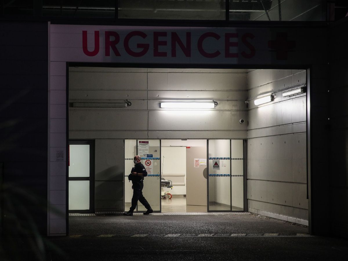 Foto: Un policía camina frente a la puerta del Hospital de Calais.(Mohammed Badra/EFE)