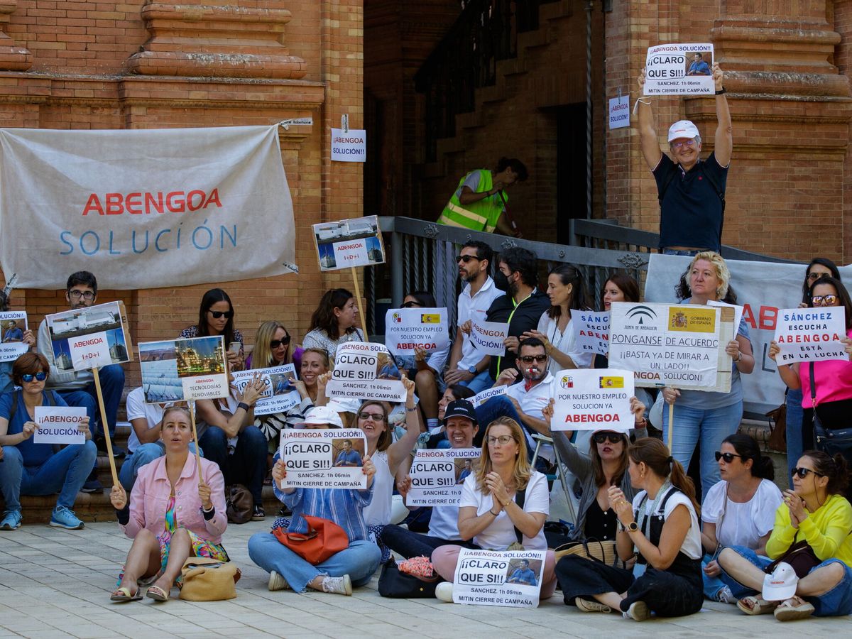 Foto: Trabajadores de Abengoa se concentran en Sevilla para pedir al Gobierno una solución. (EFE/Julio Muñoz)