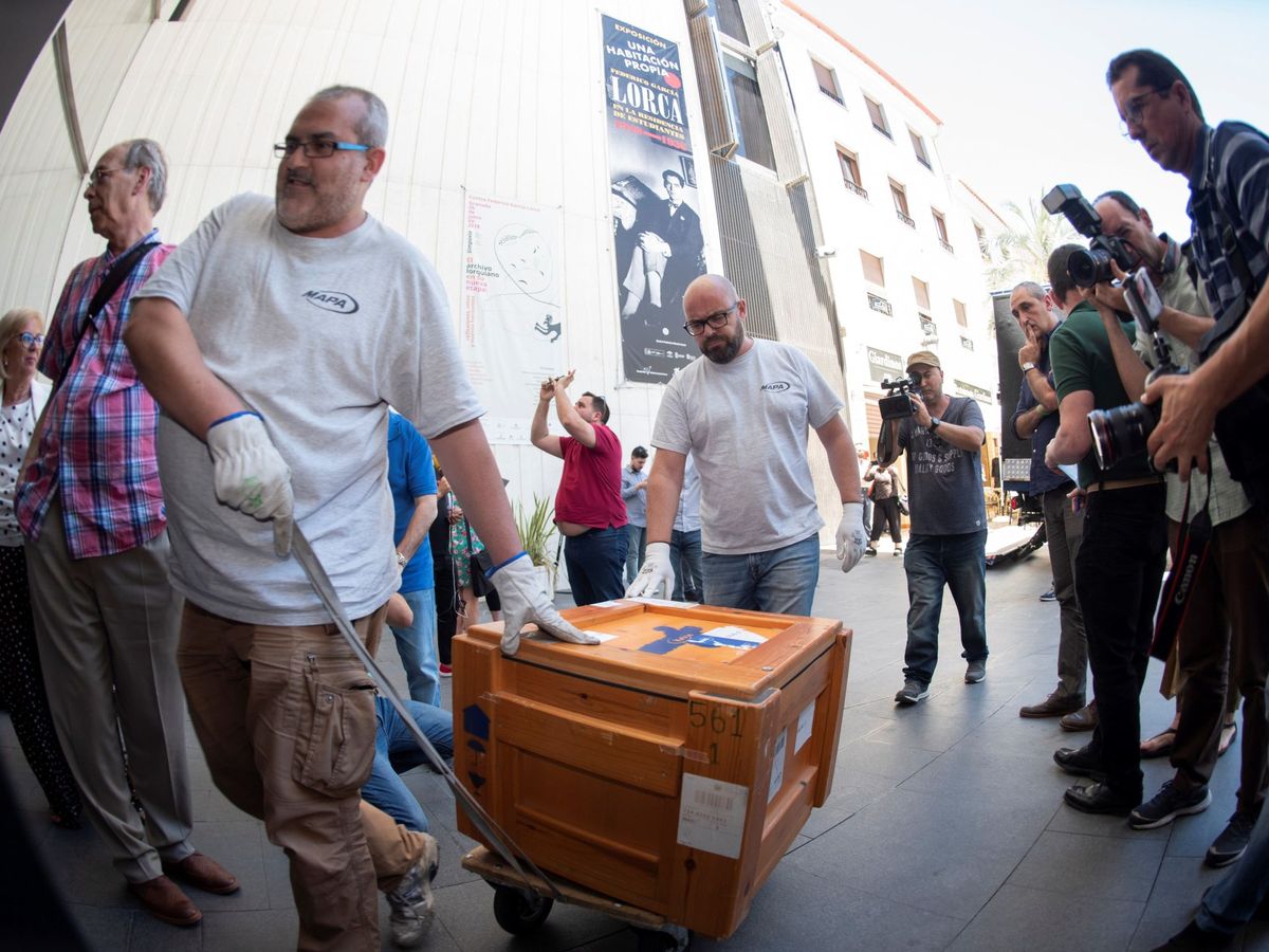 Foto: Los operarios descargan las cajas que atesoran el legado de Lorca a su llegada a Granada en 2018. (EFE/Miguel Ángel Molina)