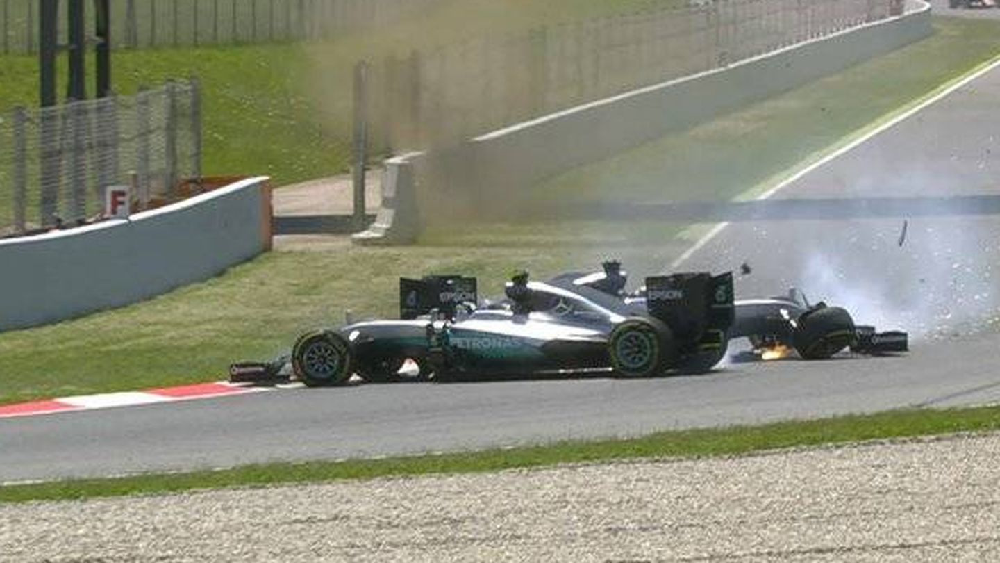Entre Rosberg y Hamilton a menudo saltaron chispas, como en este golpe conjunto que tuvieron en Barcelona