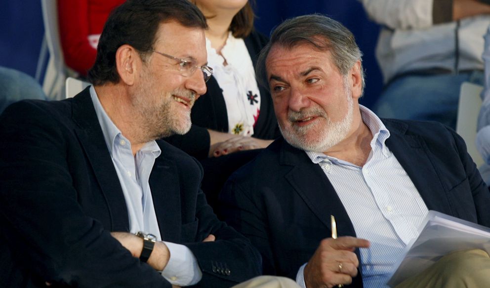 Fotografía de archivo de Mariano Rajoy y Jaime Mayor Oreja. (EFE)