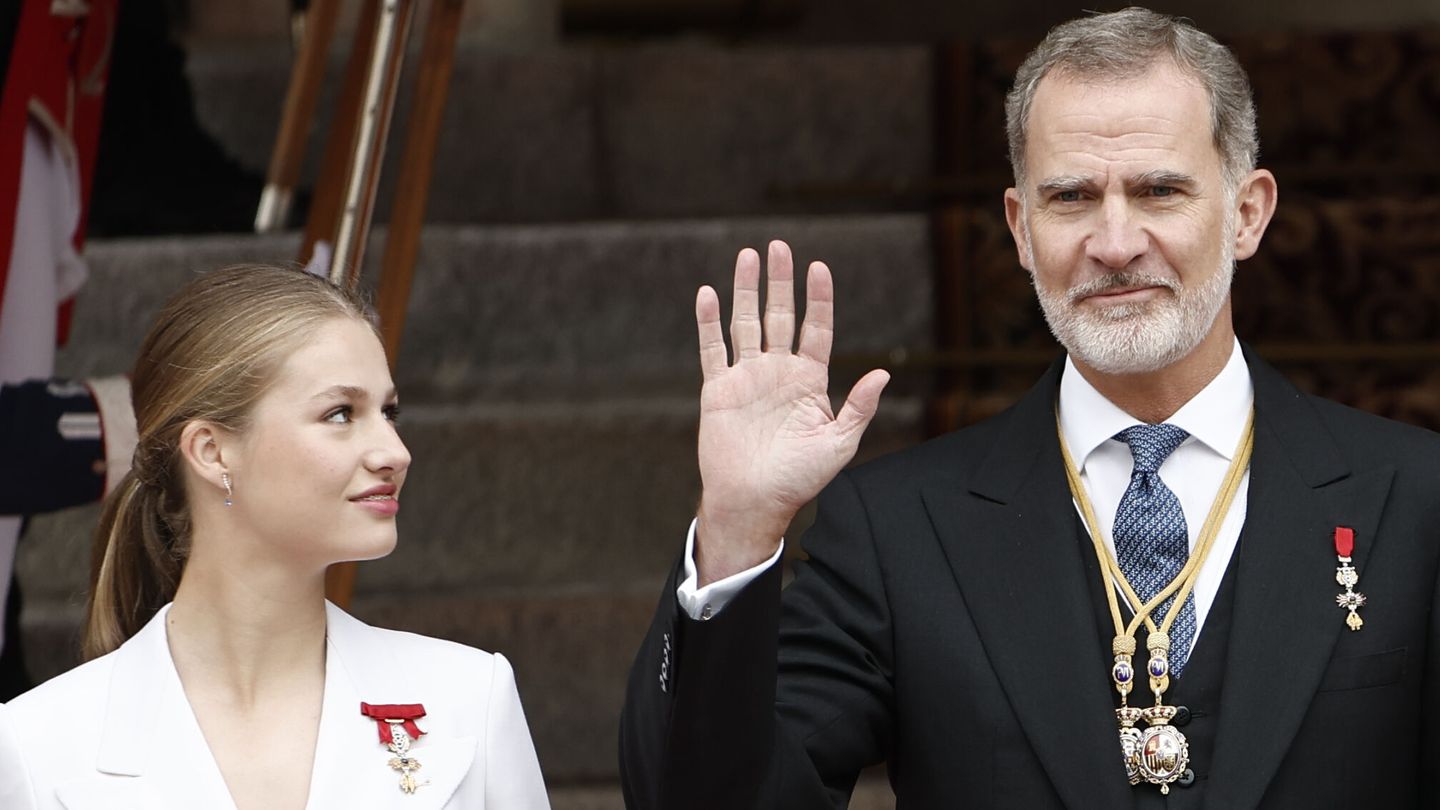 El rey Felipe y la princesa Leonor saludan a su llegada al Congreso de los Diputados. (EFE/Sergio Pérez)