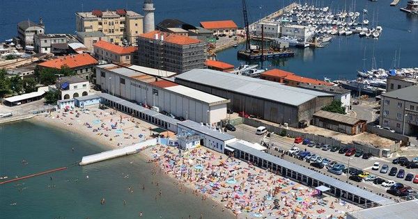 Foto: La playa `apartheid´ en Trieste recibe hasta 3.000 visitantes al día. 