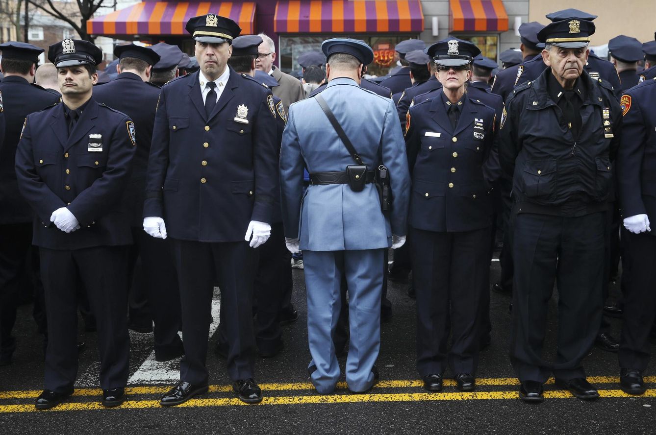 Foto: Agentes dan la espalda a Bill de Blasio durante el funeral de Wenjian Liu, asesinado en Nueva York (Reuters).