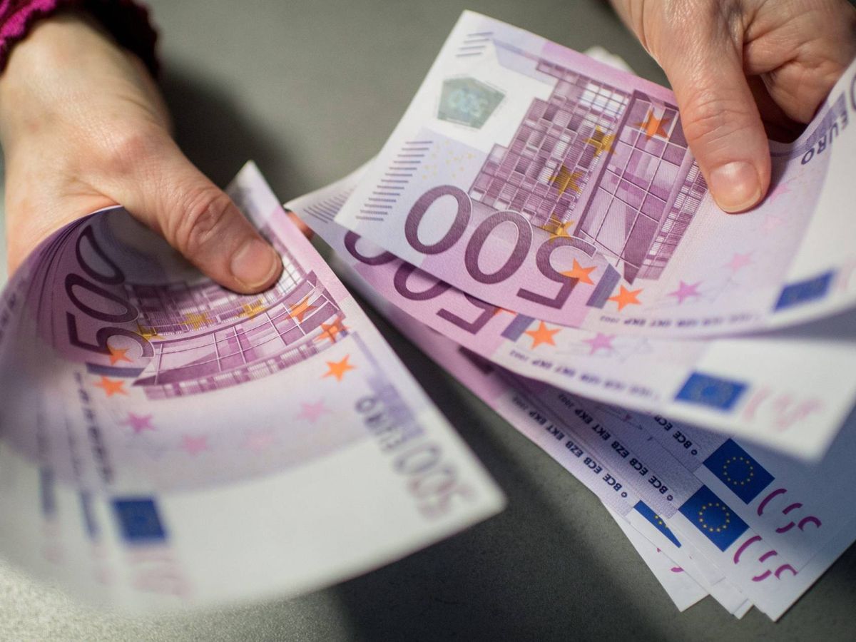Foto: ¿Cuánto dinero en efectivo puedes llevar encima en España como máximo, según la ley? (iStock)