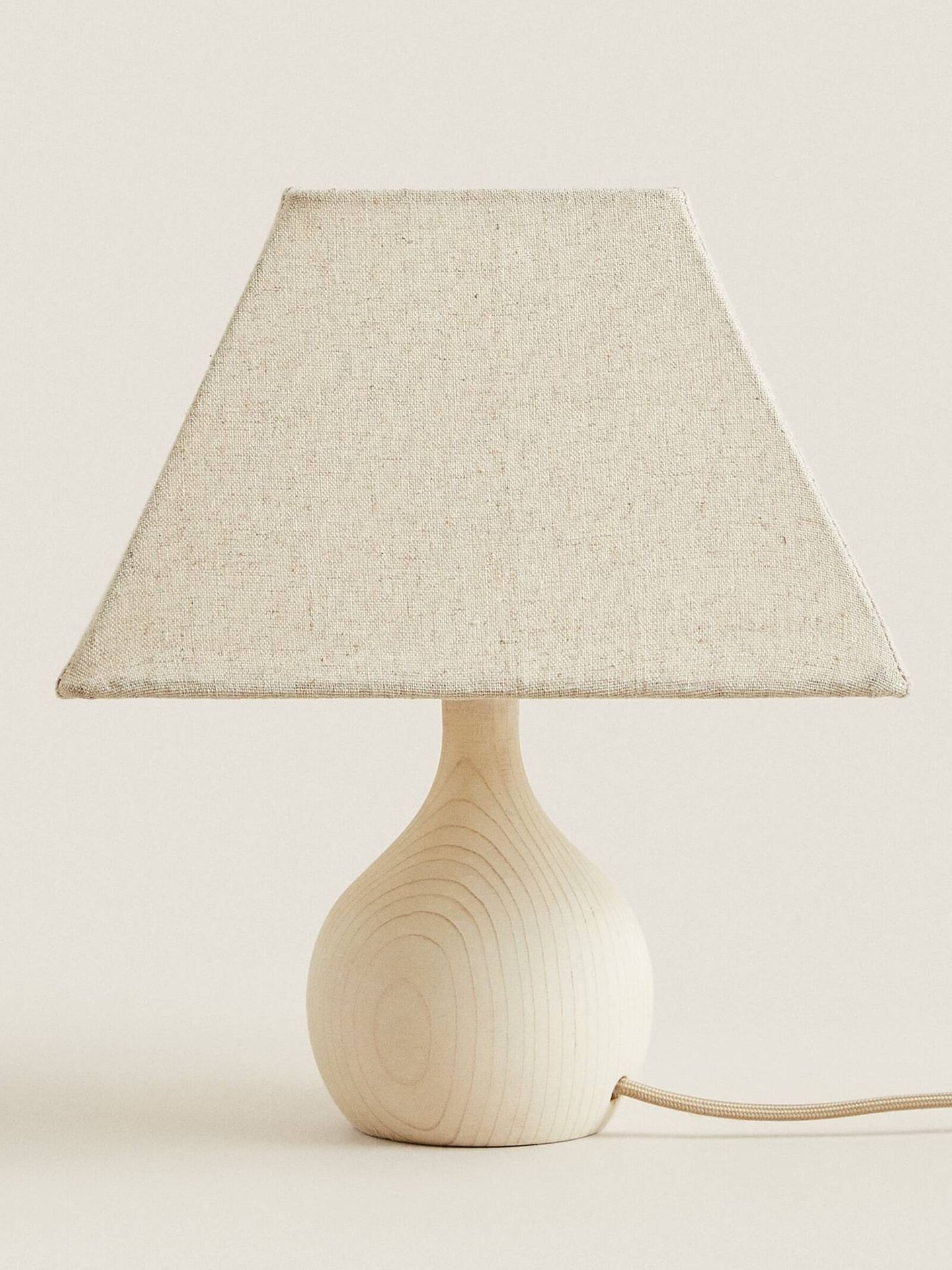 Una lámpara en tonos neutros, ideal en decoración. (Cortesía/Zara Home)