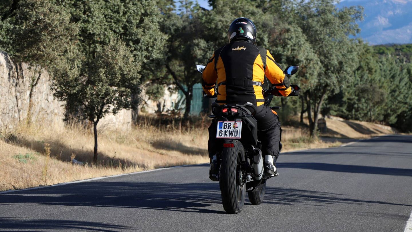 Compacta y estrecha gracias a su motor monocilíndrico, la KTM 390 Adventure es una moto que ofrece más de lo que parece.