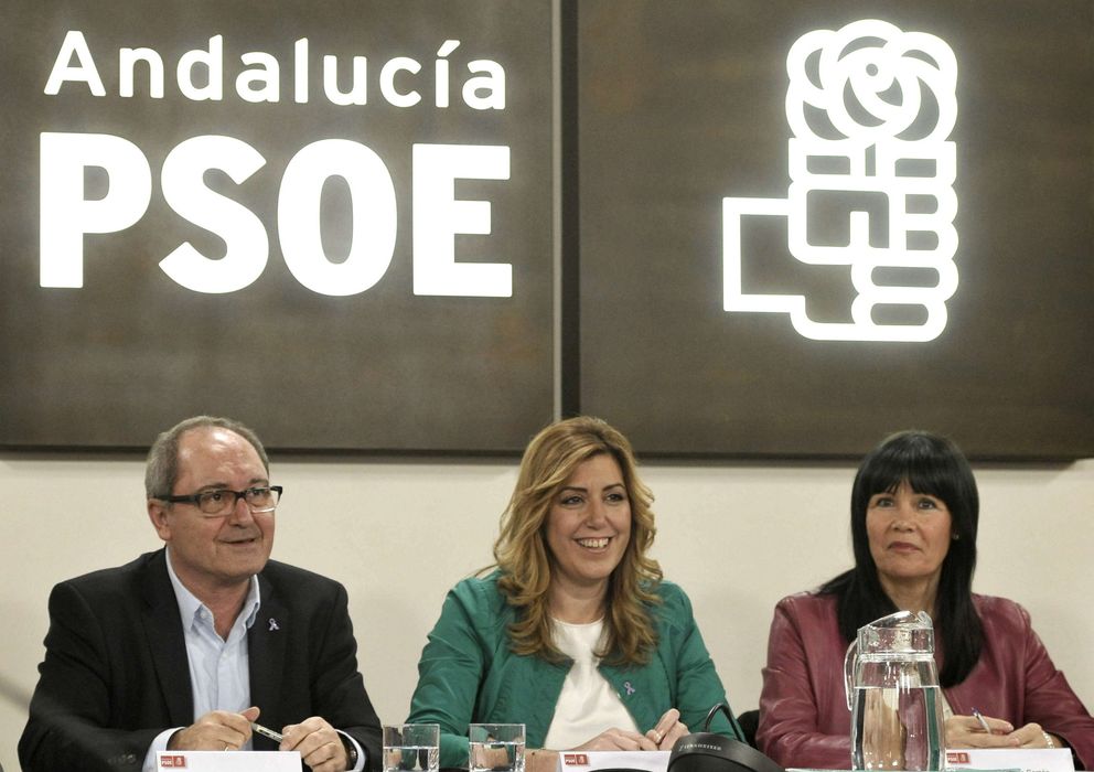 Foto: La presidenta de la Junta, Susana Díaz (c), la presidenta del partido, Micaela Navarro, y el secretario de organización, Juan Cornejo. (EFE)
