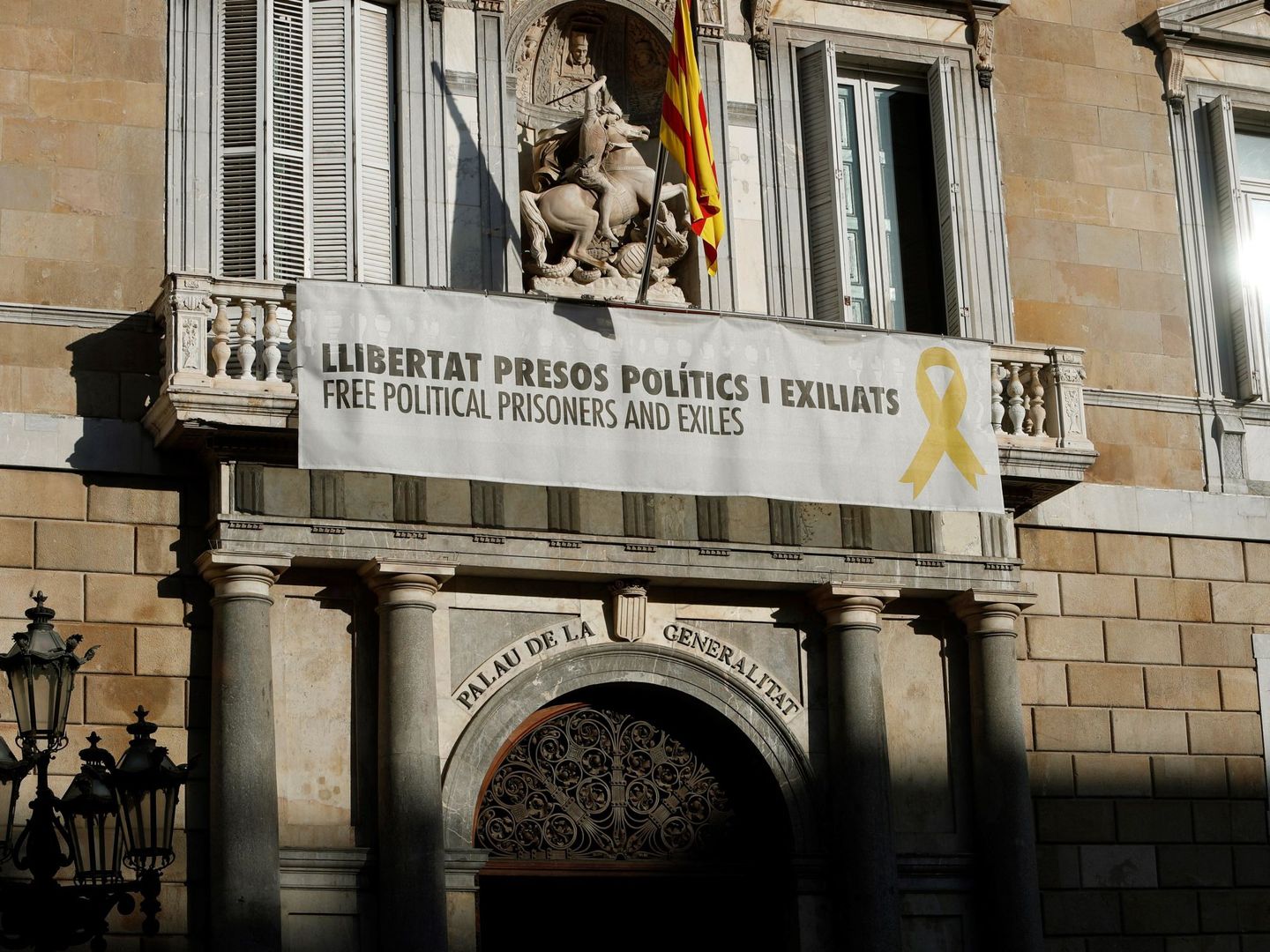 La pancarta a favor de los líderes independentistas presos en el balcón de la Generalitat (EFE)