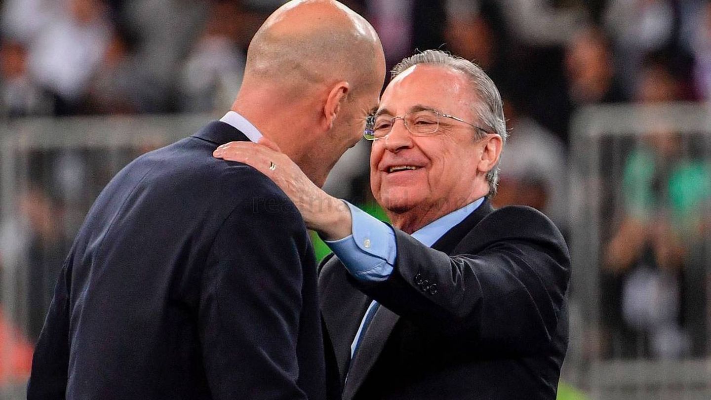 Florentino Pérez felicita a Zidane en Yeda tras ganar la Supercopa de España. (realmadrid)