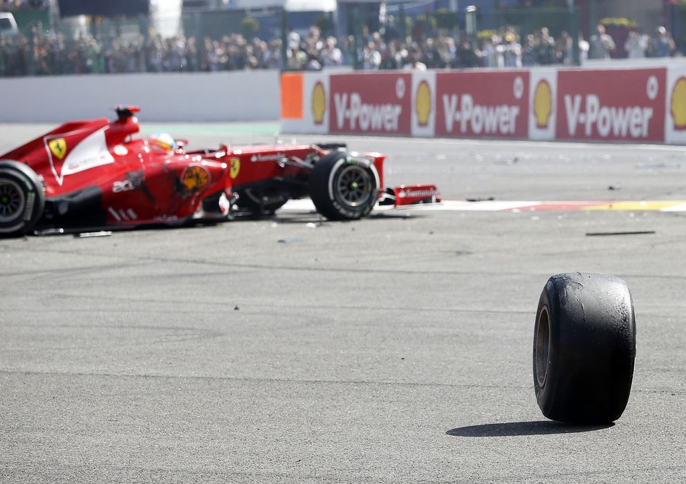 Foto: Así quedó el F2012 de Fernando Alonso el pasado año en Spa nada más apagarse el semáforo.