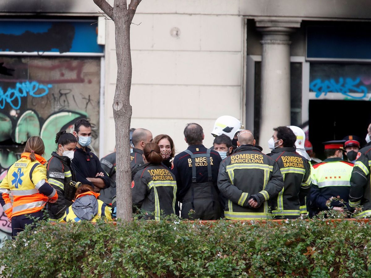 Foto:  La alcaldesa de Barcelona, Ada Colau, junto a los Bomberos en el lugar del incendio. (EFE/Marta Pérez)