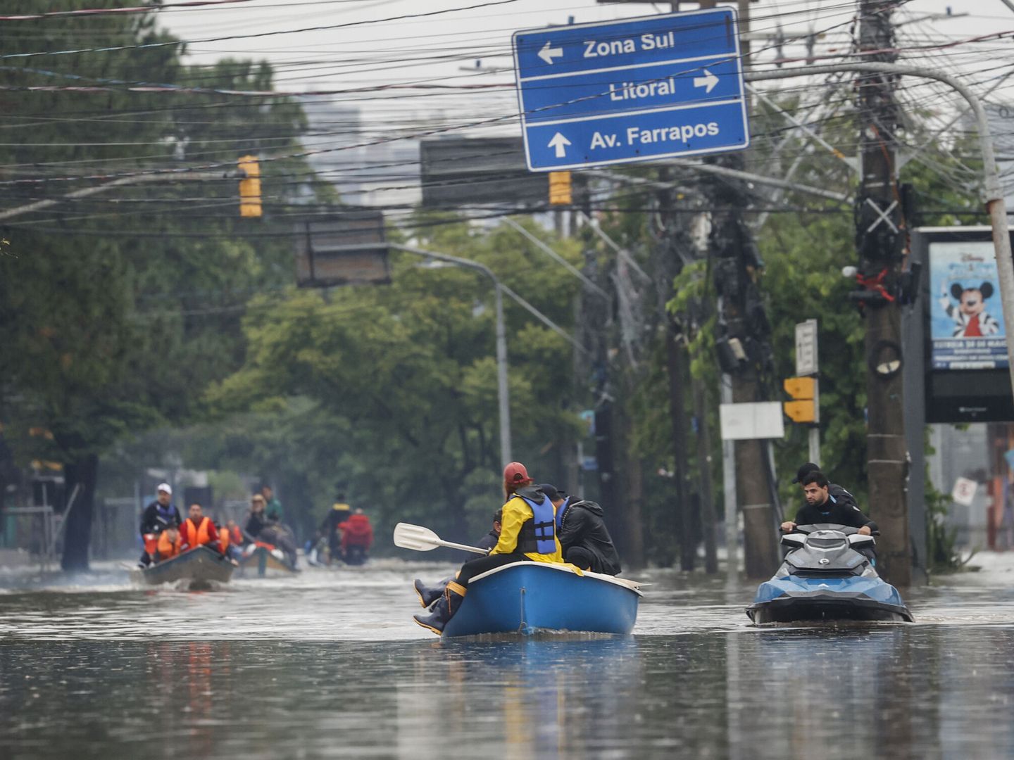 Rescatistas voluntarios navegan entre las calles inundadas en el barrio Humaita, este domingo en Porto Alegre (Brasil). (EFE/Sebastião Moreira) 
