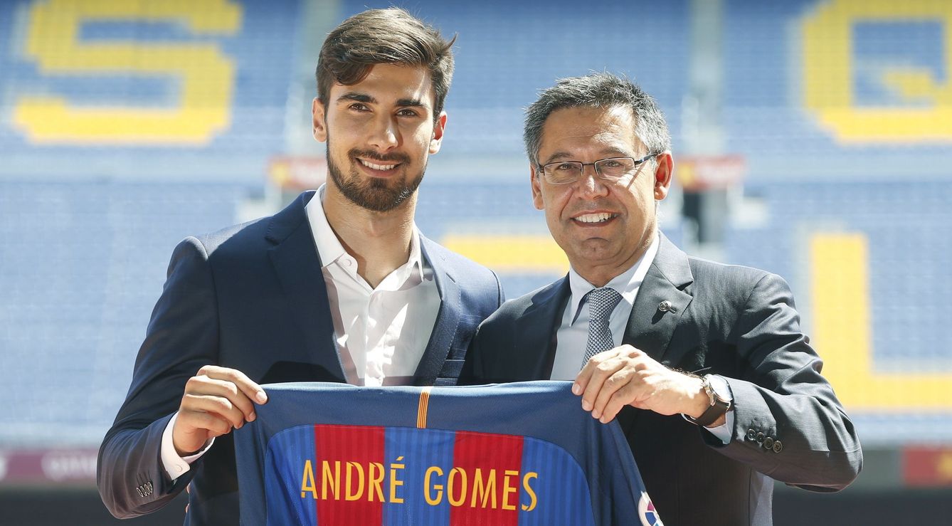 André Gomes posa con el presidente del FC Barcelona, Josep Maria Bartomeu, en el Camp Nou. (EFE)