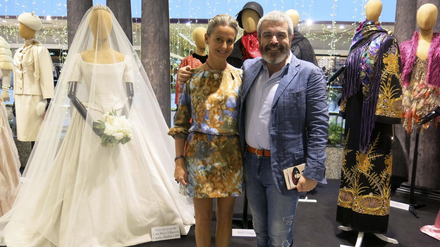 El diseñador Lorenzo Caprile con Carla Royo-Villanova junto al vestido que le creó para su boda con Kubrat de Bulgaria. (EFE)