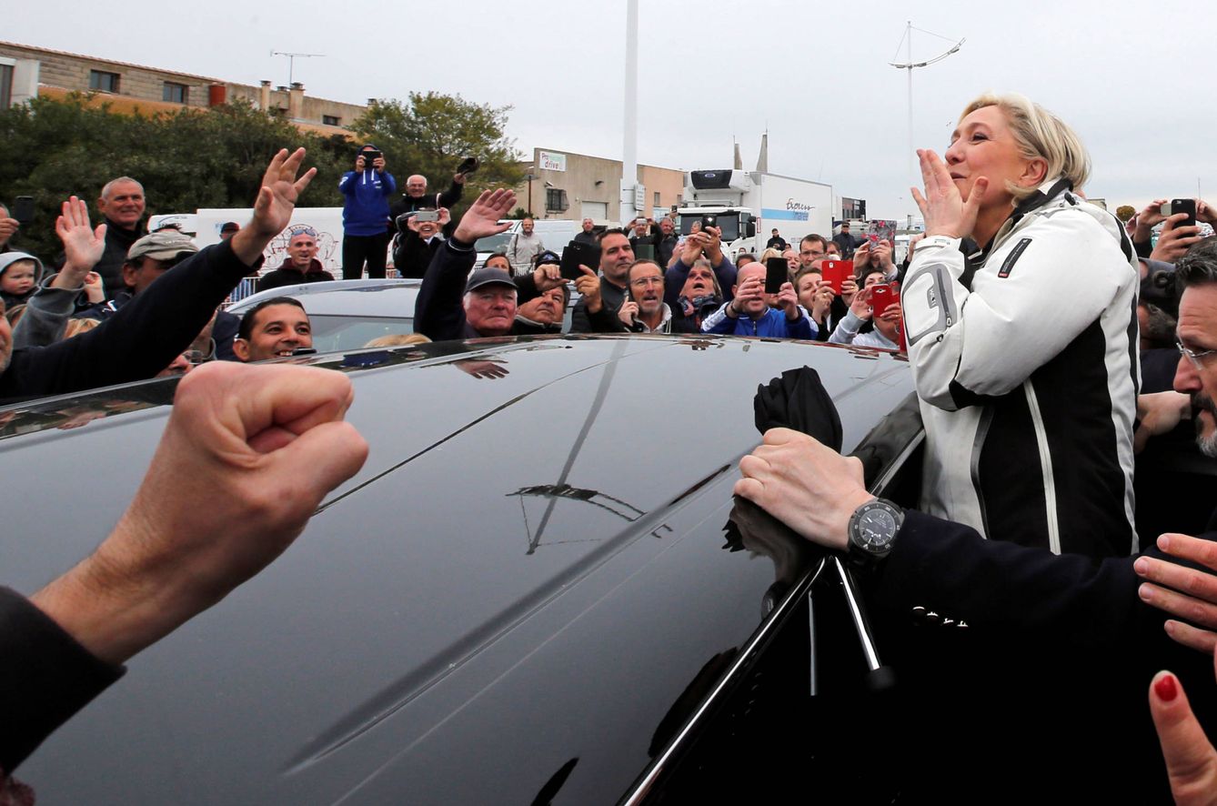 Marine Le Pen, líder del Frente Nacional, saluda a simpatizantes durante una visita de campaña a Grau-du-Roi, Francia. (Reuters)