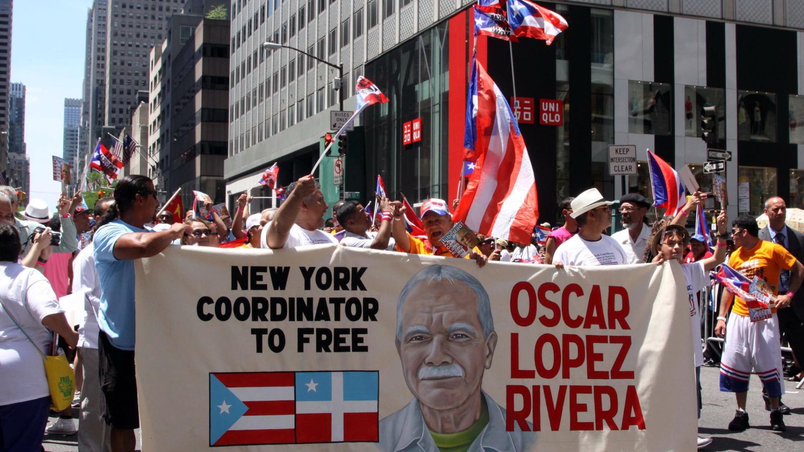 Foto: Un grupo de manifestantes pide en Nueva York la puesta en libertad de Oscar López Rivera (Efe). 