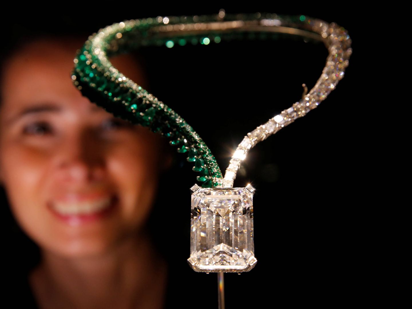 Collar de diamantes llamado The Art of de Grisogono, expuesto antes de una subasta en Christie's Ginebra. (Reuters)
