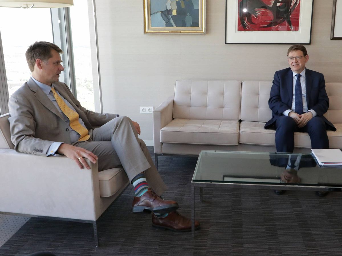 Foto: El embajador de Reino Unido, Hugh Elliot, con Ximo Puig en la embajada británica en Madrid. 