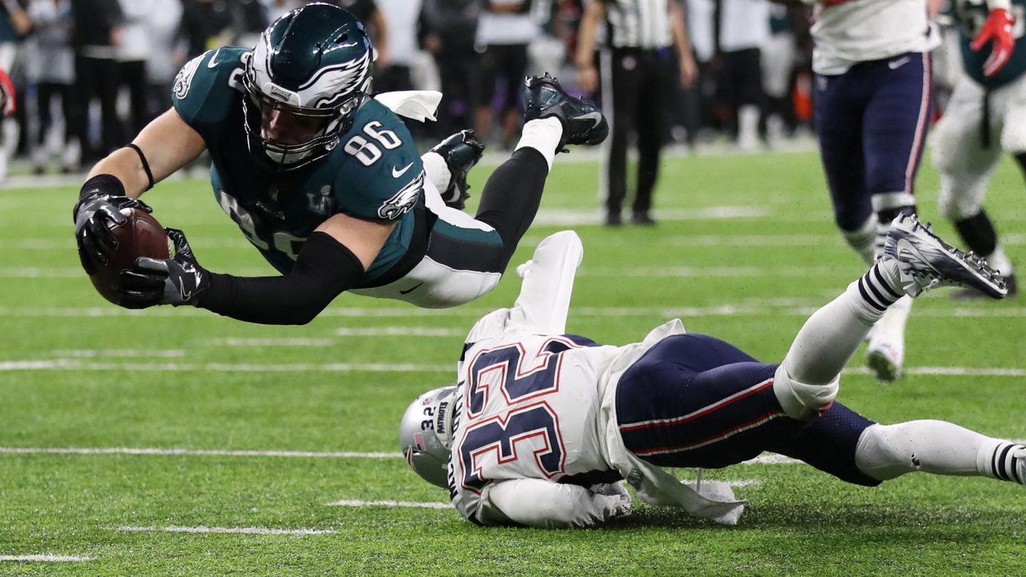 Los Eagles hacen un touchdown en la Super Bowl. (Reuters) 