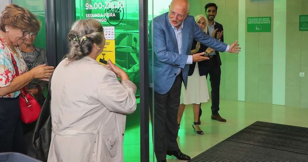 Foto: Juan Roig y Hortensia Herrero dan la bienvenida a los primeros clientes de su primera tienda en Portugal. (EFE)