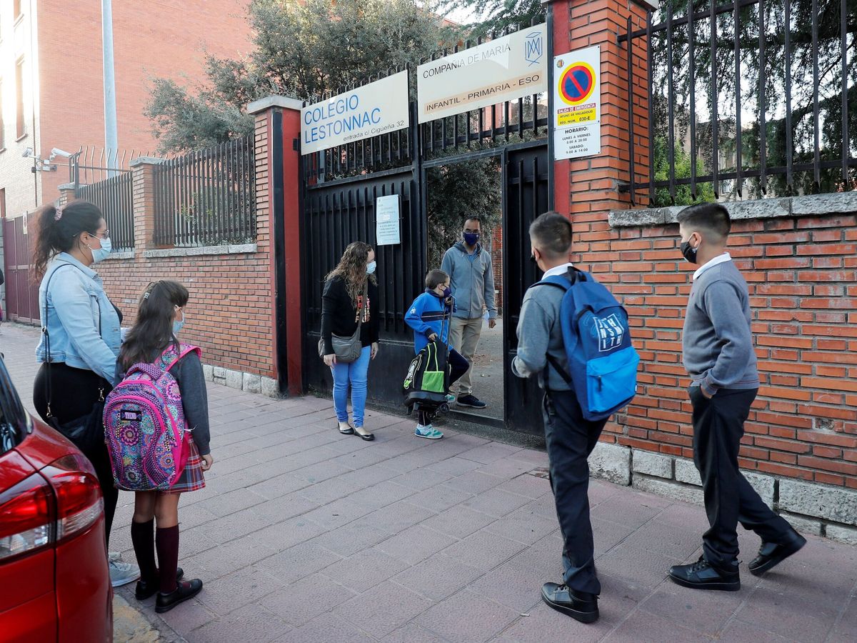 Foto: Los estudiantes vuelven al colegio después de meses de vacaciones (EFE/R. García)
