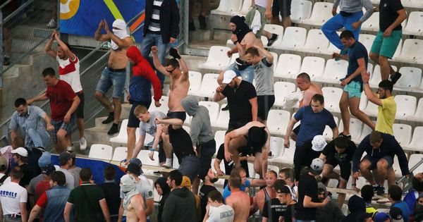 Foto: Aficionados rusos en las gradas del Vélodrome tras el Rusia-Inglaterra de la pasada Eurocopa (Robert Pratta/Reuters)