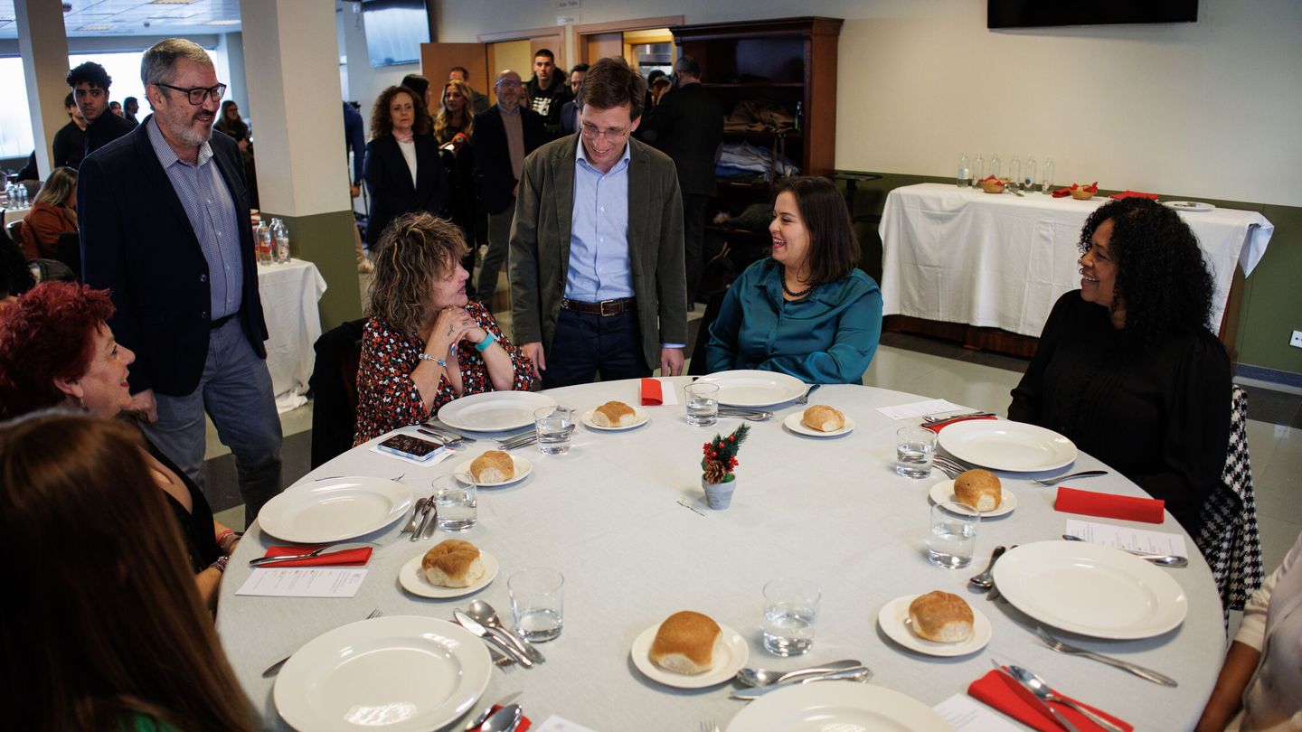 Almeida asiste a una comida solidaria para personas sin hogar. (Europa Press/Alejandro Martínez Vélez)