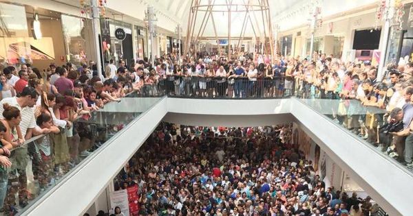 Foto: Miles de personas colapsan la tienda en su inauguración.