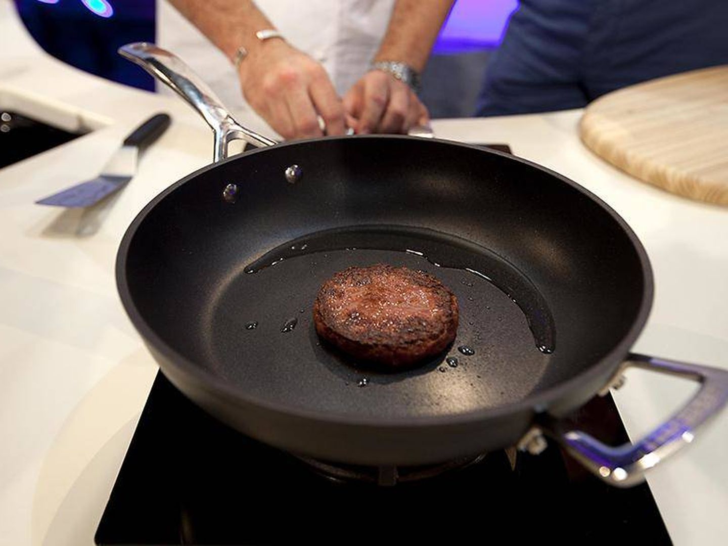 Primera hamburgesa sintética cocinada en 2013. (Cultured Beef)