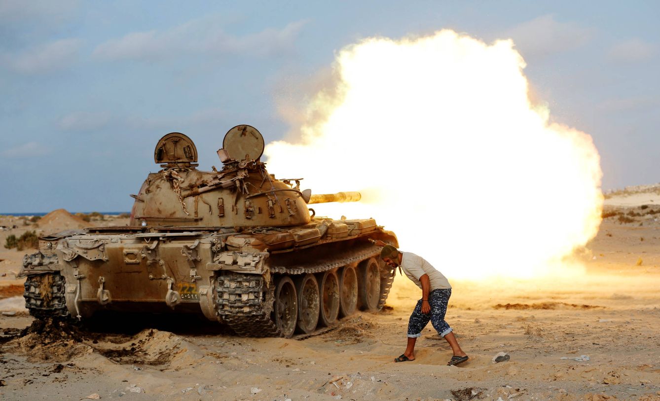 Un combatiente de las fuerzas libias aliadas del gobierno respaldado por la ONU dispara con un tanque T-55 contra posiciones del ISIS en Sirte, el 2 de agosto de 2016 (Reuters).