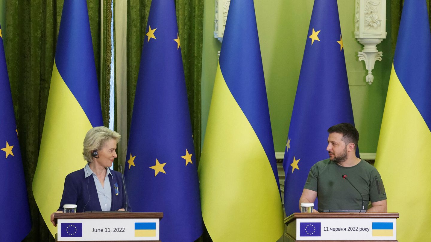 Von der Leyen junto al presidente ucraniano Zelenski en Kiev. (Reuters)