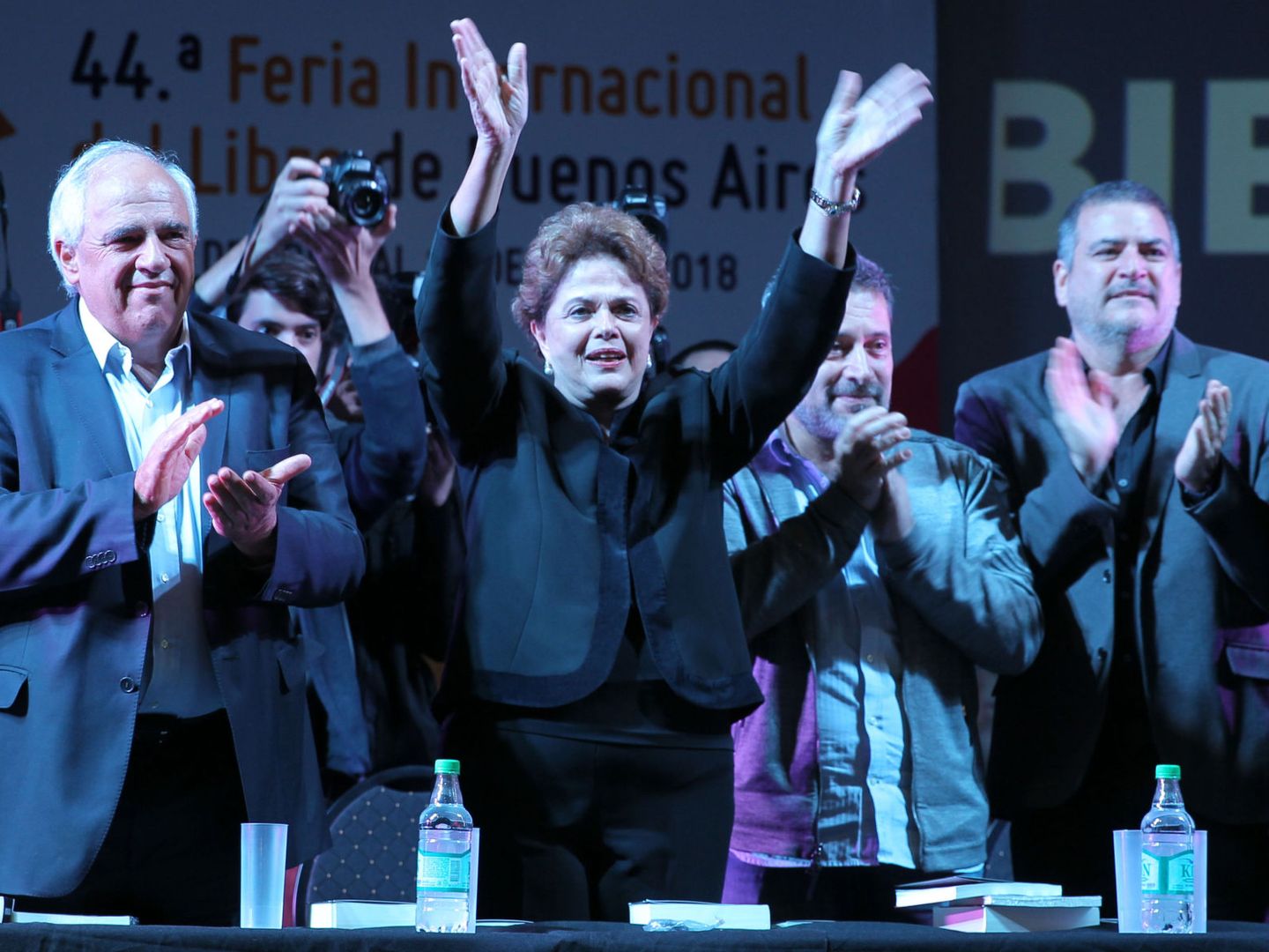 La expresidenta de Brasil Dilma Rousseff (2i) participa en un acto en Buenos Aires acompañada del expresidente colombiano Ernesto Samper (i) y Pablo Gentili (d). (EFE)