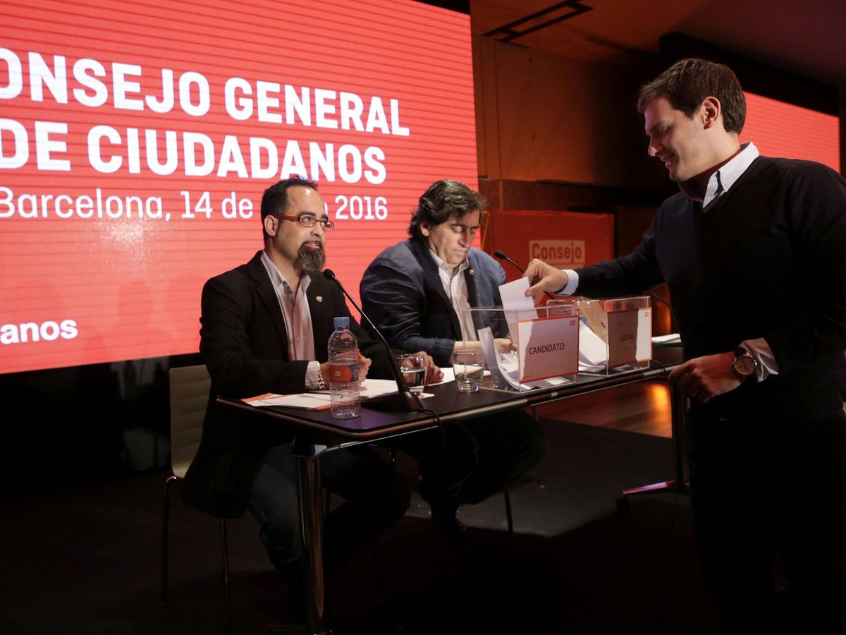 Foto: Rivera en el Consejo General que ratificó las listas a las generales del 26-J de 2016. Presidiendo el Consejo, Manuel García Bofill. (EFE)